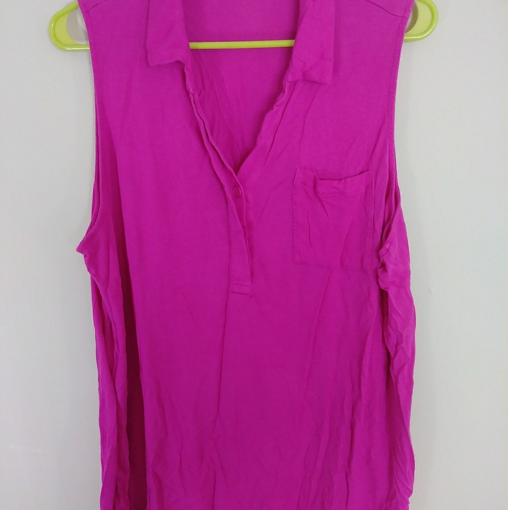 😎Collard sleeveless top.